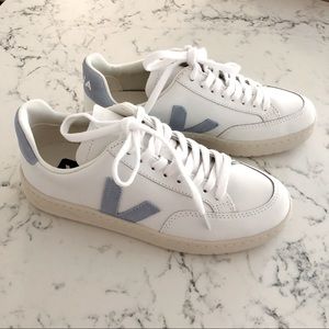 Veja V-12 white leather / blue steel 38